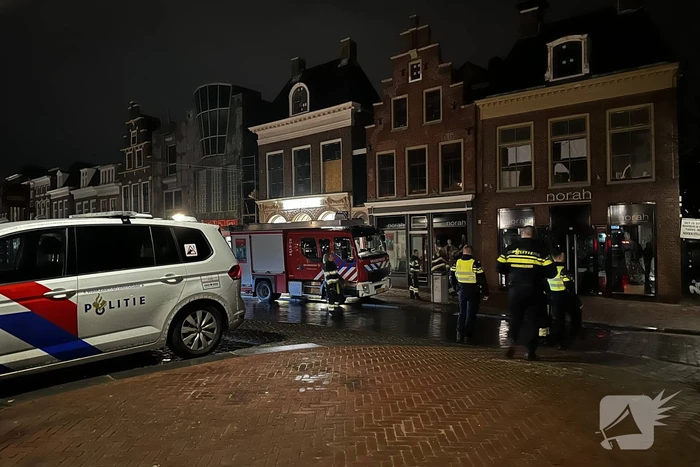 Zoekactie naar persoon op dak van gebouw