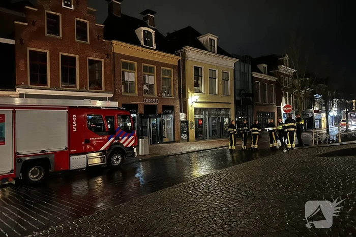 Zoekactie naar persoon op dak van gebouw