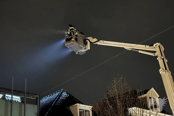 Zoekactie naar persoon op dak van gebouw