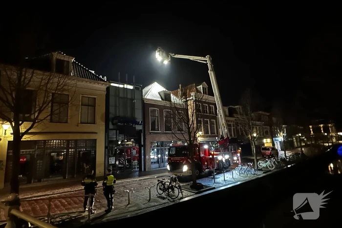 Zoekactie naar persoon op dak van gebouw