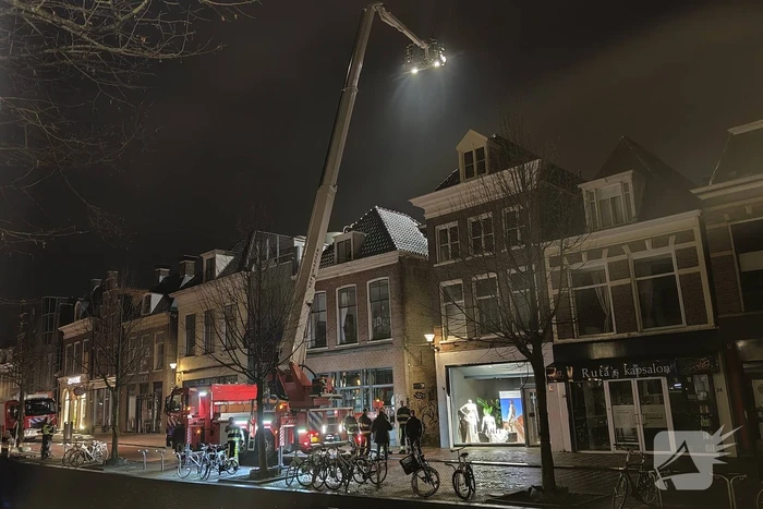 Zoekactie naar persoon op dak van gebouw