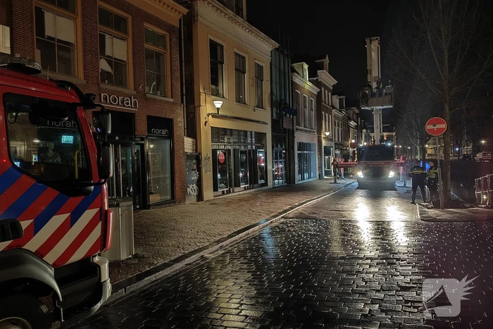 Zoekactie naar persoon op dak van gebouw