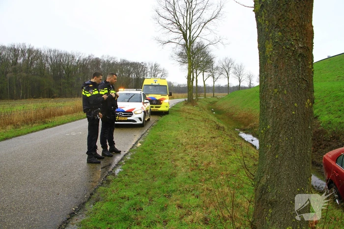 Automobilist verliest macht over stuur en belandt in sloot