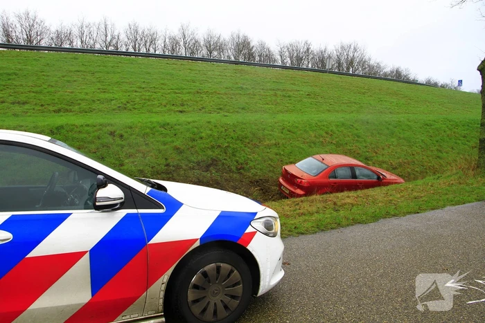 Automobilist verliest macht over stuur en belandt in sloot
