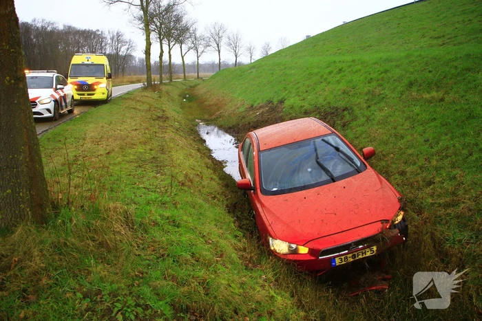Automobilist verliest macht over stuur en belandt in sloot