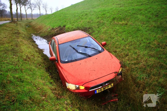 Automobilist verliest macht over stuur en belandt in sloot