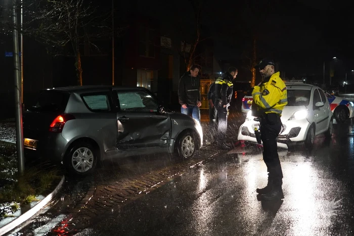 Twee automobilisten botsen op kruising