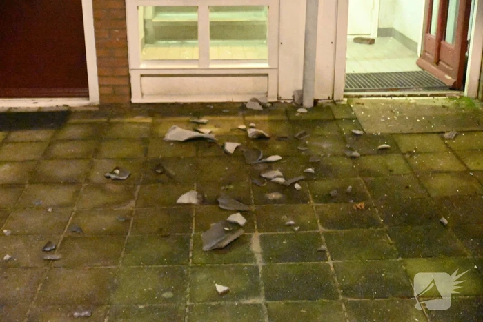Dakpannen vallen van portiek bij explosie