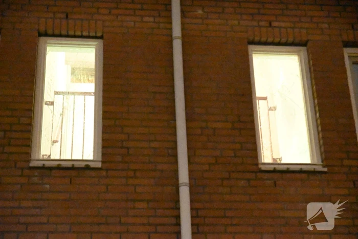 Dakpannen vallen van portiek bij explosie