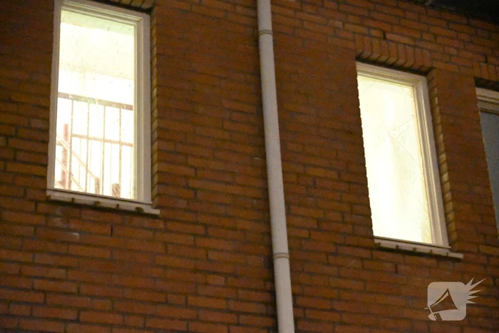 Dakpannen vallen van portiek bij explosie