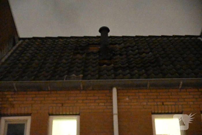 Dakpannen vallen van portiek bij explosie