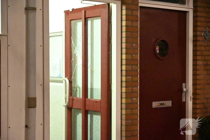 Dakpannen vallen van portiek bij explosie