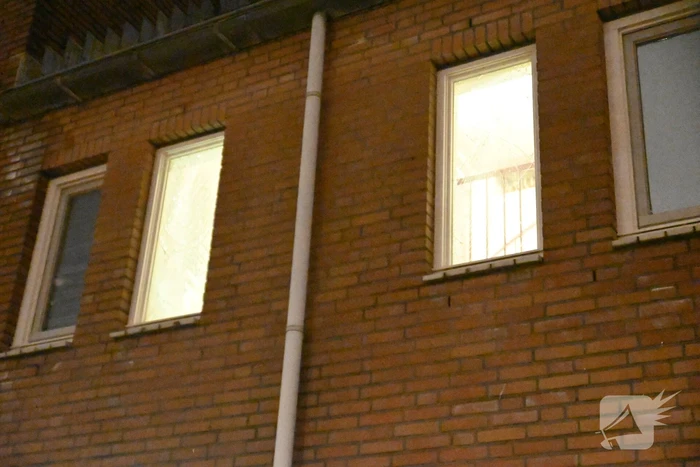 Dakpannen vallen van portiek bij explosie