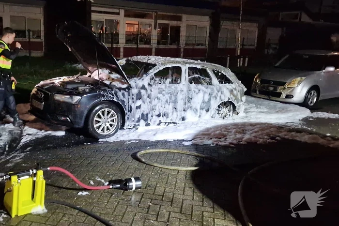 Buitenlandse Audi door brand verwoest