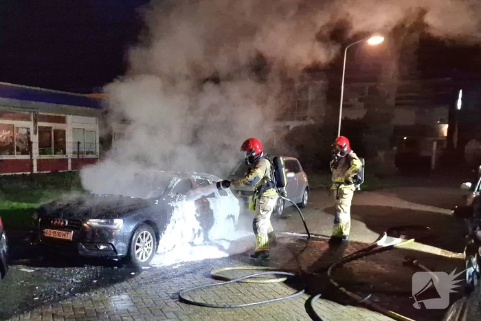 Buitenlandse Audi door brand verwoest