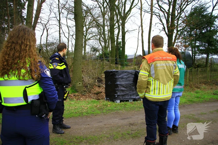Brandweer verricht metingen bij gedumpte IBC-container