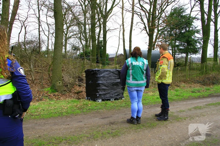 Brandweer verricht metingen bij gedumpte IBC-container