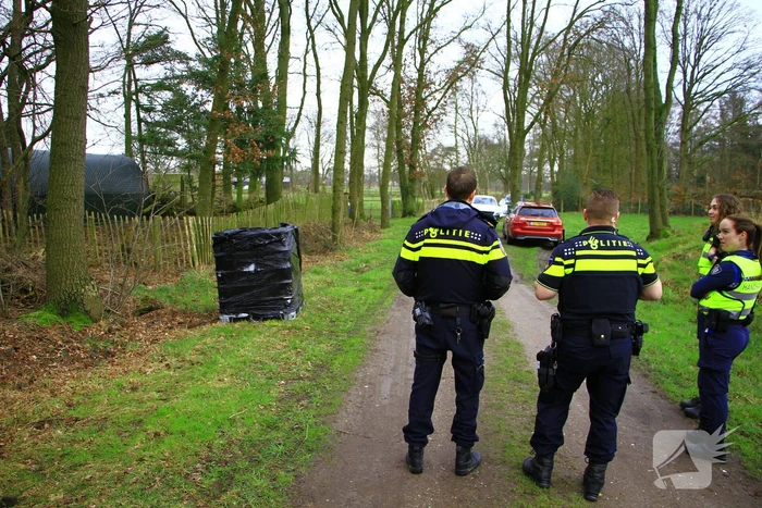Brandweer verricht metingen bij gedumpte IBC-container