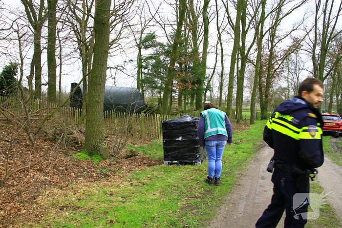 Brandweer verricht metingen bij gedumpte IBC-container