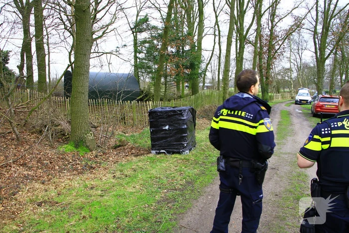 Brandweer verricht metingen bij gedumpte IBC-container