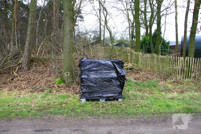Brandweer verricht metingen bij gedumpte IBC-container