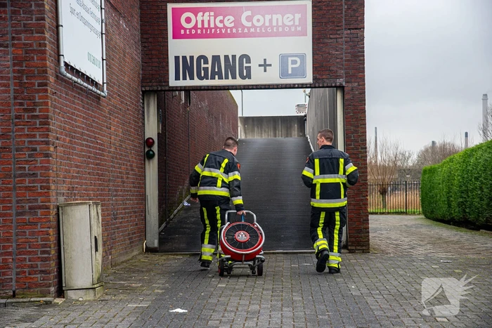 Brandweer ventileert bedrijfspand na melding van vreemde lucht
