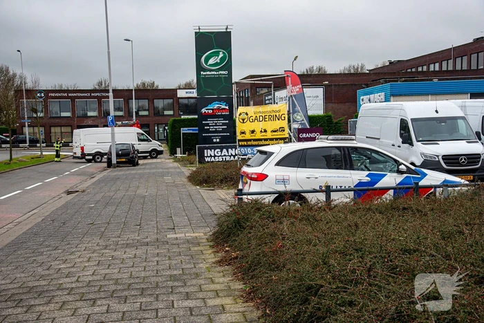 Brandweer ventileert bedrijfspand na melding van vreemde lucht
