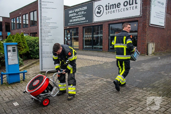 Brandweer ventileert bedrijfspand na melding van vreemde lucht