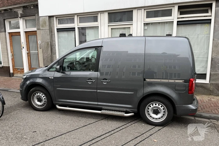 Politie doet onderzoek in een woning na aantreffen overleden persoon
