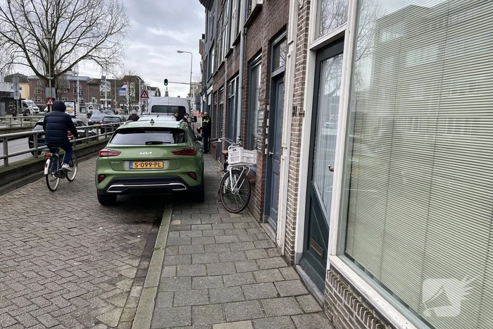 Politie doet onderzoek in een woning na aantreffen overleden persoon