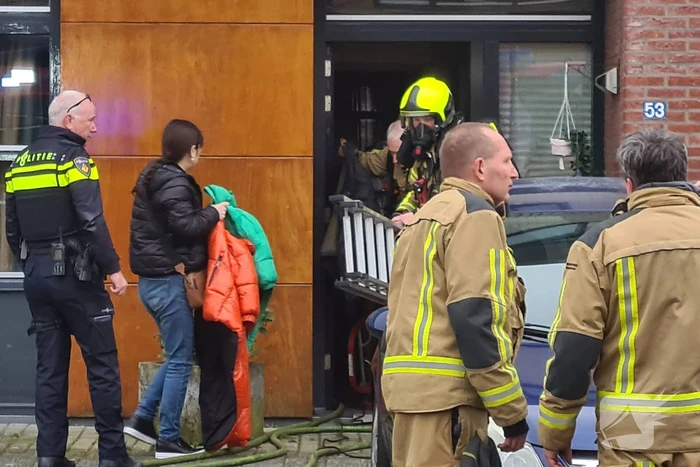 Brandweer haalt meerdere personen uit brandende woning
