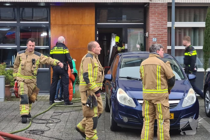 Brandweer haalt meerdere personen uit brandende woning