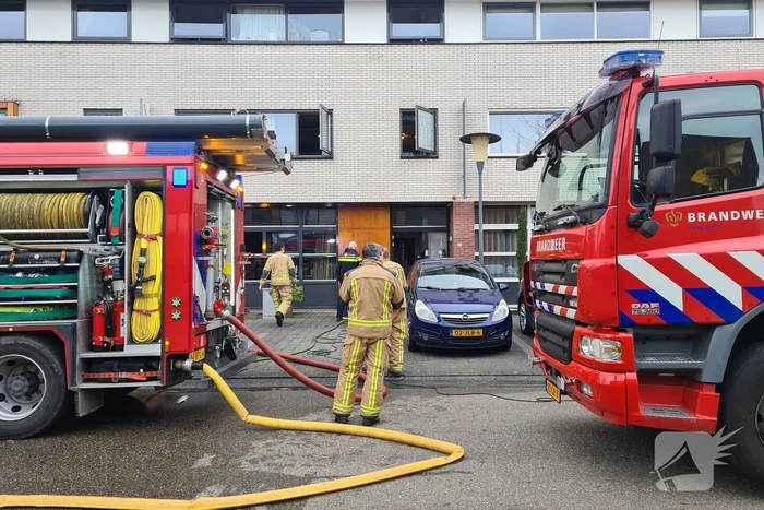 Brandweer haalt meerdere personen uit brandende woning