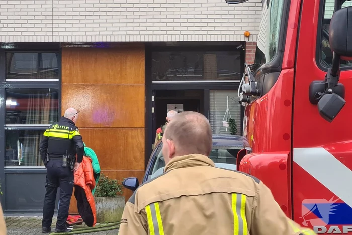 Brandweer haalt meerdere personen uit brandende woning