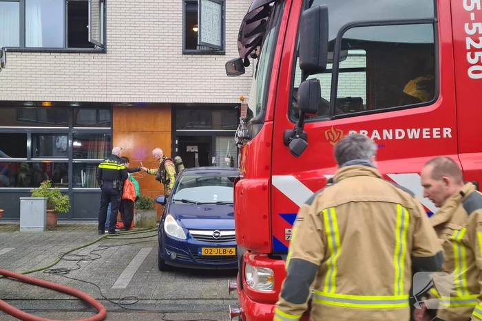 Brandweer haalt meerdere personen uit brandende woning