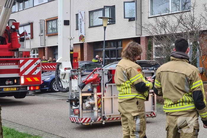 Brandweer haalt meerdere personen uit brandende woning