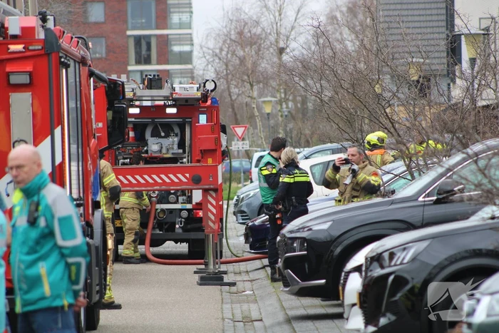 Brandweer haalt meerdere personen uit brandende woning