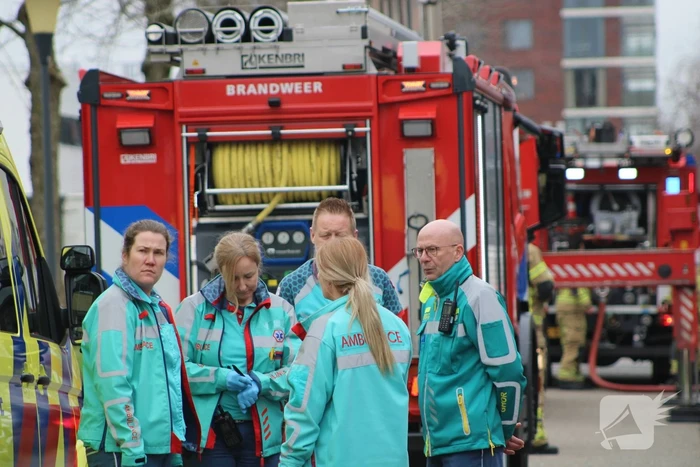Brandweer haalt meerdere personen uit brandende woning