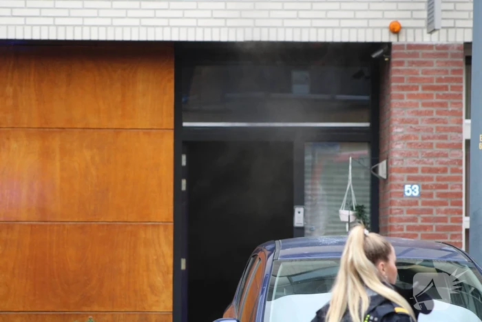 Brandweer haalt meerdere personen uit brandende woning