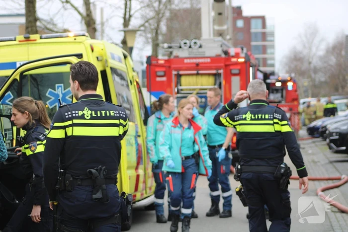 Brandweer haalt meerdere personen uit brandende woning