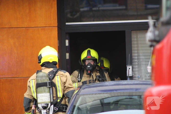Brandweer haalt meerdere personen uit brandende woning