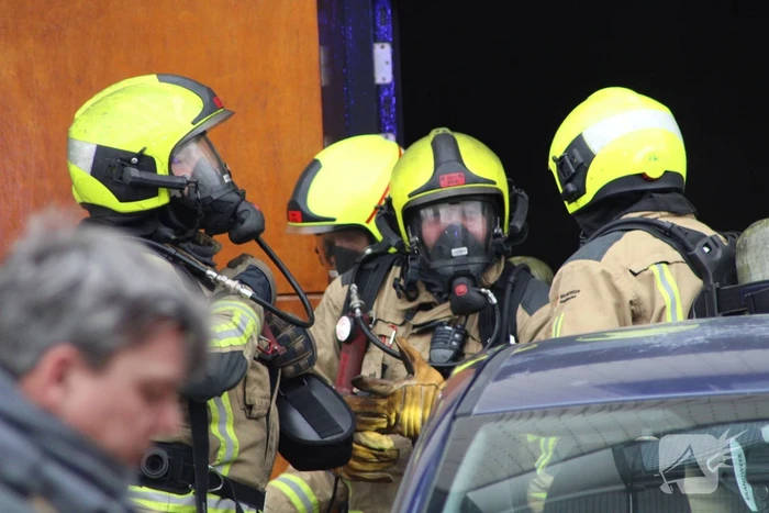 Brandweer haalt meerdere personen uit brandende woning