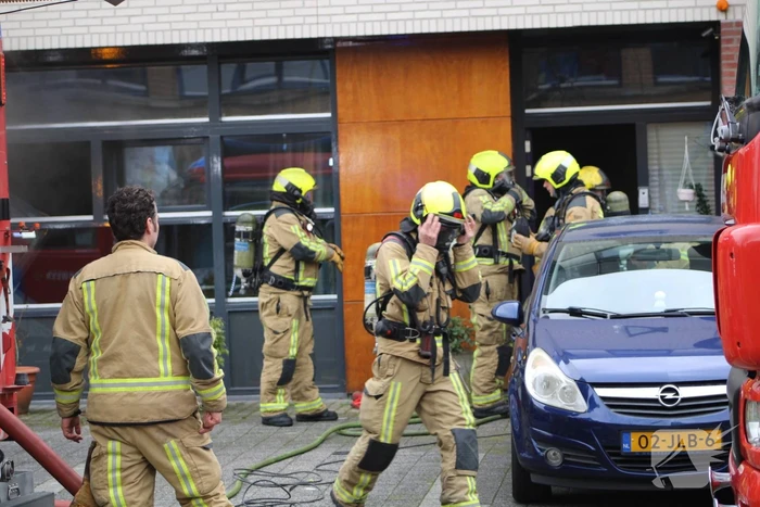 Brandweer haalt meerdere personen uit brandende woning