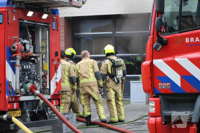 Brandweer haalt meerdere personen uit brandende woning