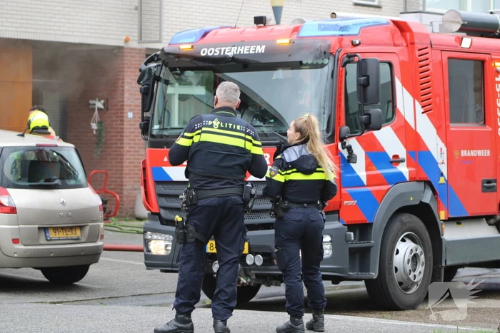 Brandweer haalt meerdere personen uit brandende woning
