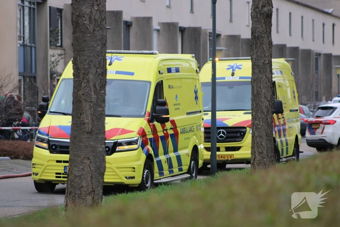 Brandweer haalt meerdere personen uit brandende woning