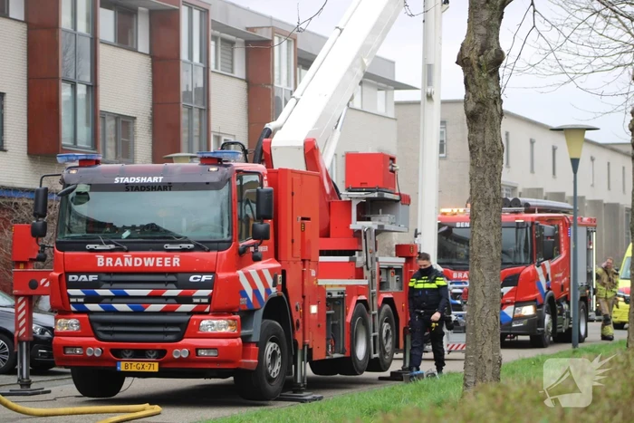Brandweer haalt meerdere personen uit brandende woning