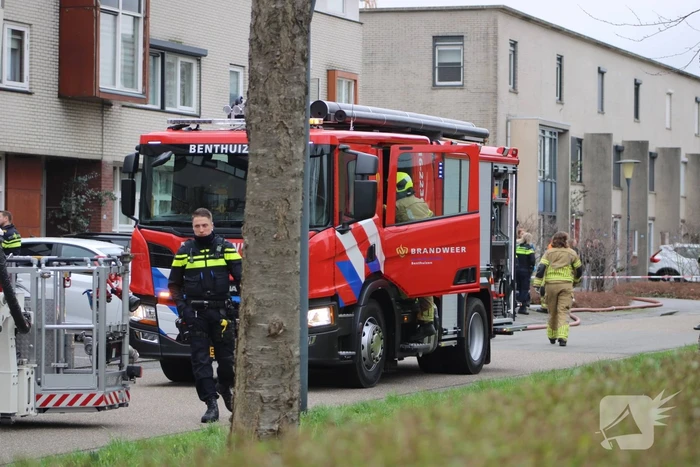 Brandweer haalt meerdere personen uit brandende woning