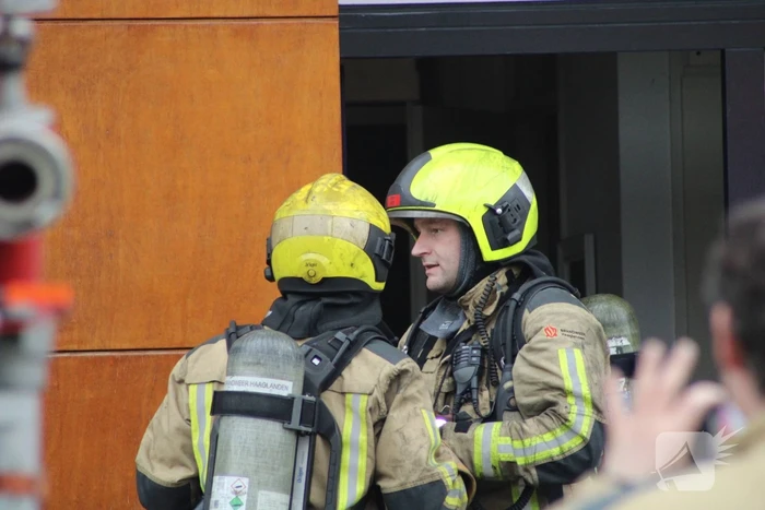Brandweer haalt meerdere personen uit brandende woning