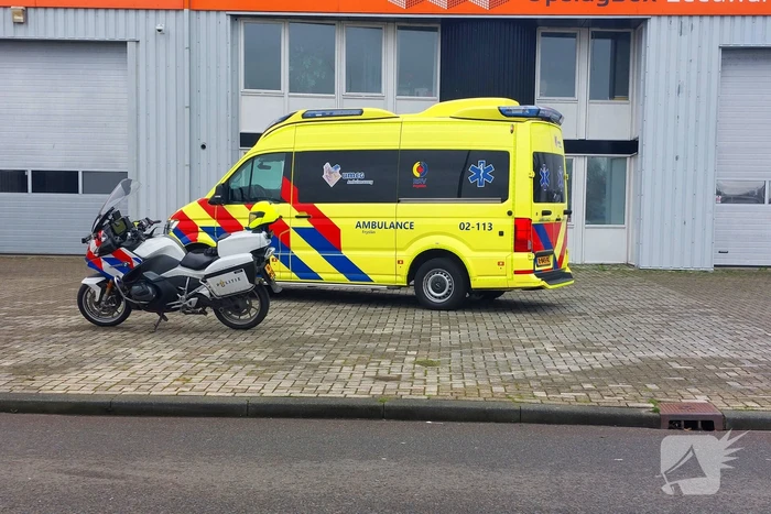 Persoon gecontroleerd door ambulancepersoneel na ongeval